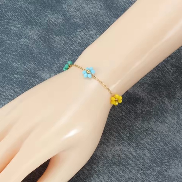 Multicolor Beaded Flower Bracelet - Picture 2 of 2